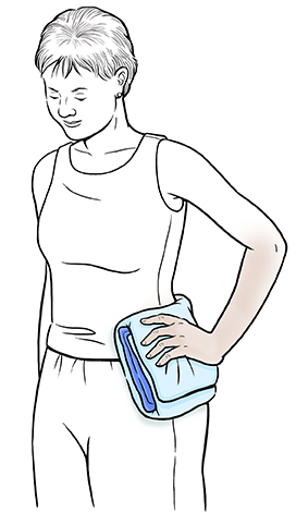 Mujer que sostiene una compresa de hielo sobre la cadera.